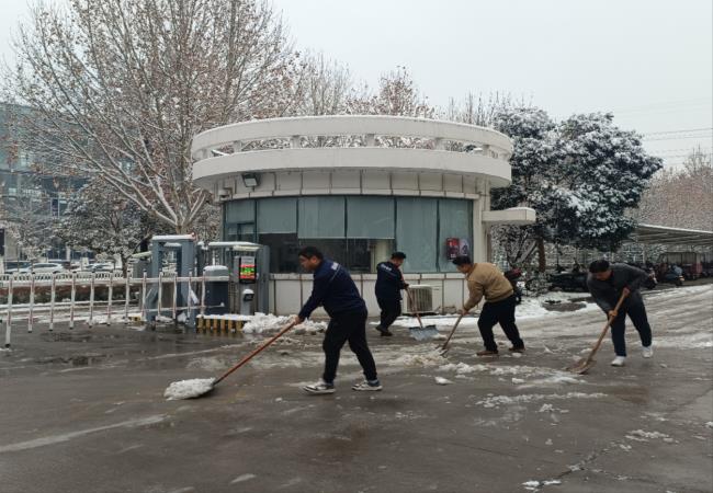 掃雪除冰我先行，冰雪更映黨旗紅